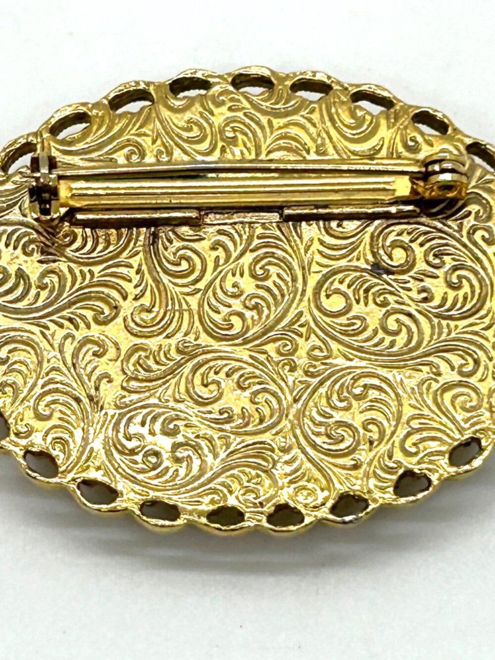 1928 Lotus Flower Brooch Oval Cameo Gold-Tone Filigree Frame Vintage Floral Desi - Picture 4 of 10